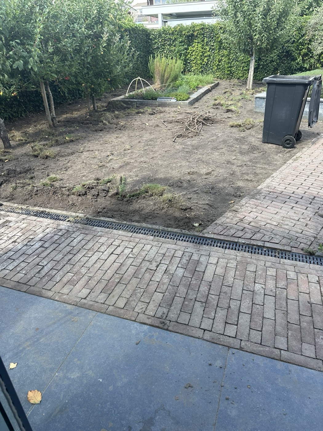 Gefreesde en geëgaliseerde grond in de voortuin